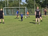 Laatste training S.K.N.W.K. JO8-1 (partijtje tegen de ouders) van maandag 2 juni 2025 (57/123)